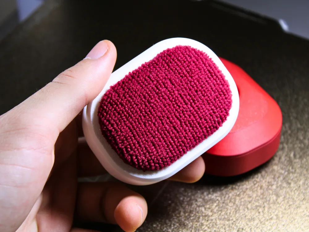 3D-printed build plate cleaner holding a microfibre cloth pad