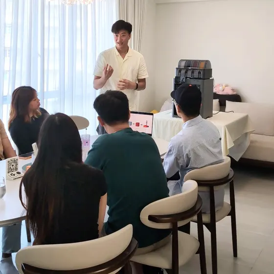 Linhan 在 Reels & Meals 课程上向来宾介绍 3D 打印