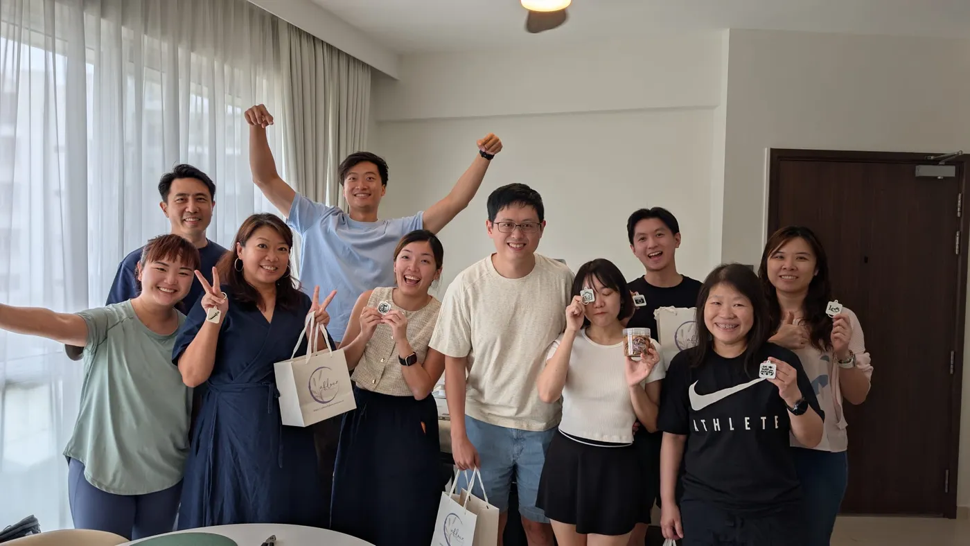 课程结束时，大家举起自己打印的作品合影